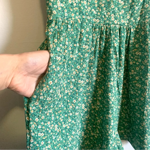 American Eagle Green Ditsy Floral short Sleeve Romper SP - Picture 5 of 10